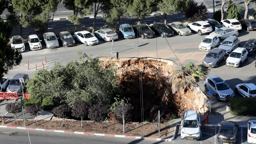 Ogromna rupa se otvorila u Jerusalimu, "progutala" nekoliko automobila