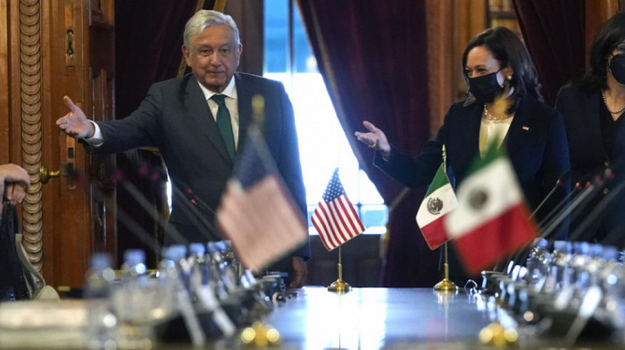 Kamala Haris i predsednik Meksika razgovarali o migrantima