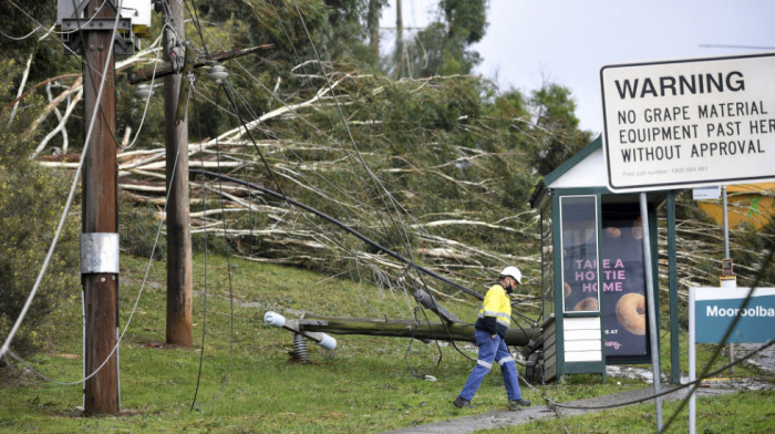 Nevreme lomilo drveće, nestala struja u 200.000 domova u Australiji, strah od poplava