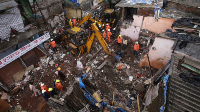 FOTO Urušila se zgrada u Indiji, poginulo 11 ljudi: Još traje potraga za preživelima