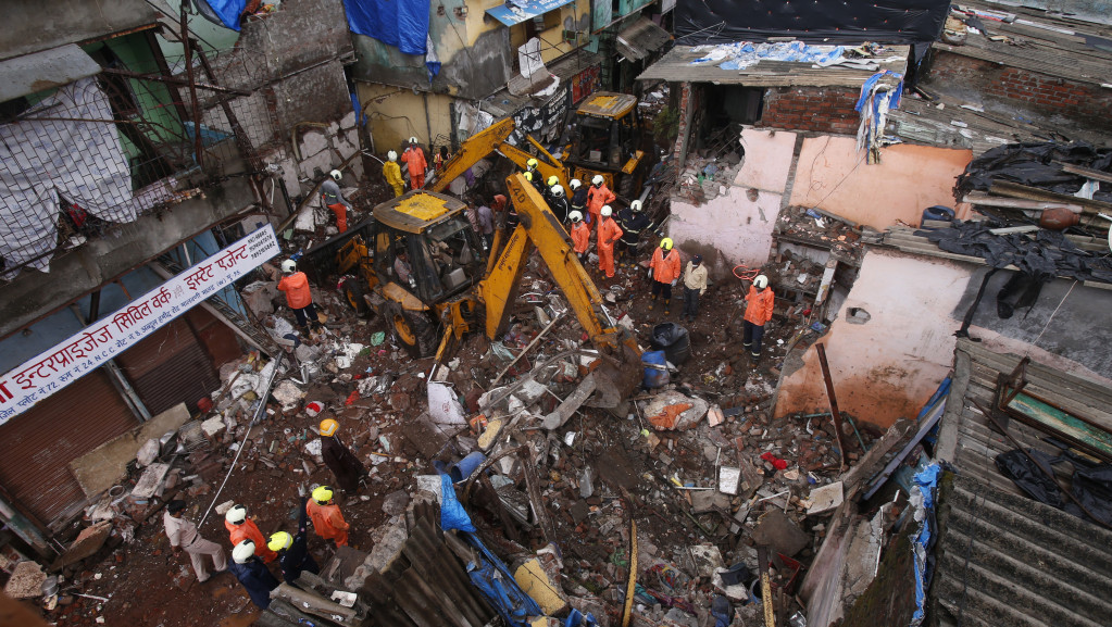FOTO Urušila se zgrada u Indiji, poginulo 11 ljudi: Još traje potraga za preživelima