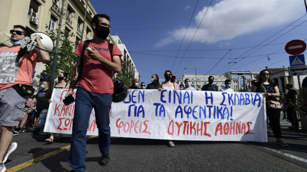 Vladin predlog izmena zakona o radu izveo Grke na ulice, prekinut saobraćaj, obustavljeni trajekti