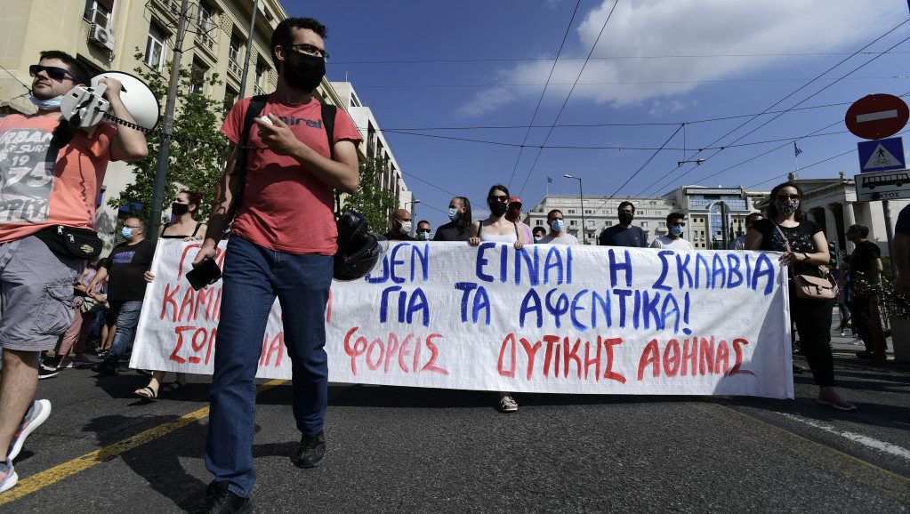 Vladin predlog izmena zakona o radu izveo Grke na ulice, prekinut saobraćaj, obustavljeni trajekti