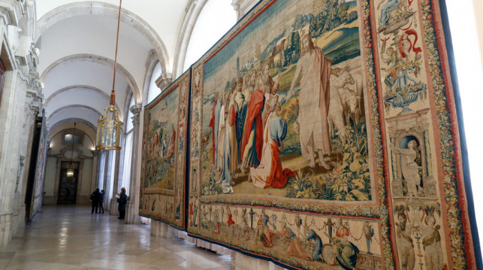 Nezvani posetioci u Kraljevskoj palati: Golubovi upali na izložbu Rafaelovih tapiserija u Madridu