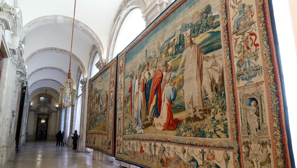 Nezvani posetioci u Kraljevskoj palati: Golubovi upali na izložbu Rafaelovih tapiserija u Madridu