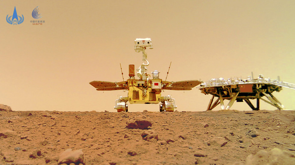 "Selfi" sa zastavom - prve slike kineskog rovera na Marsu
