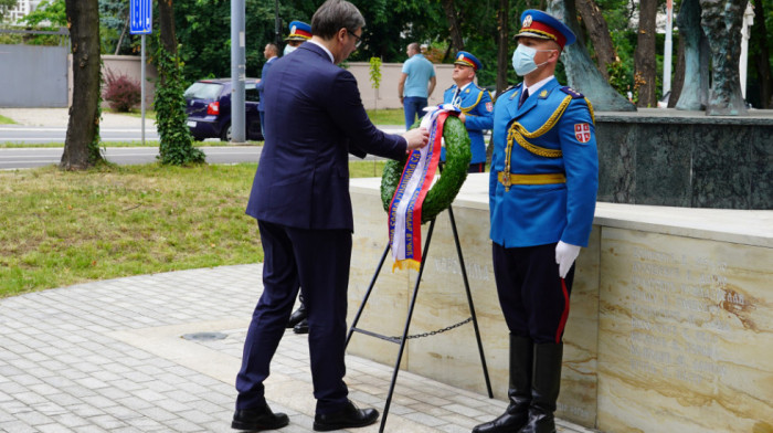 Položeni venci na Spomenik junacima sa Košara: "Junaštvo srpskih vojnika niko i nikada neće moći da izbriše"