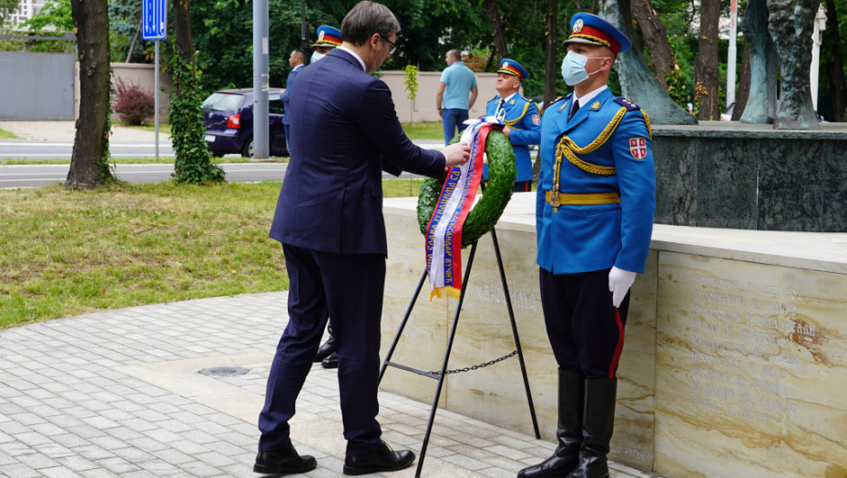 Položeni venci na Spomenik junacima sa Košara: "Junaštvo srpskih vojnika niko i nikada neće moći da izbriše"