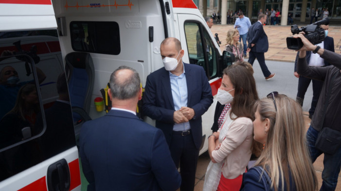 SAD donirale šest  ambulantnih vozila zdravstvenim ustanovama u Srbiji