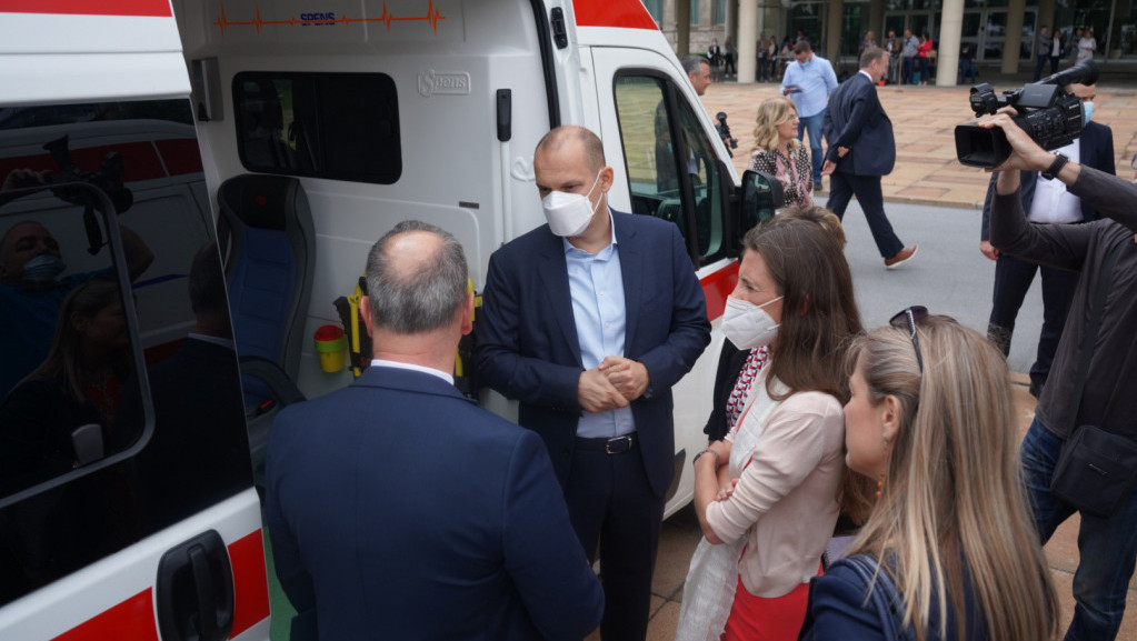 SAD donirale šest ambulantnih vozila zdravstvenim ustanovama u Srbiji