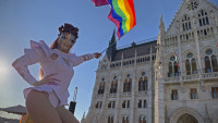 Mađarska kaznila sa 700€ izdavača zbog dečje knjige u kojoj se prikazuju LGBT roditelji - za sutra najavljen novi protest