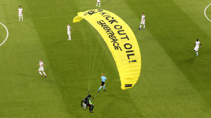 Neverovatna scena na EP, padobranac sleteo na teren u toku utakmice Nemačka-Francuska
