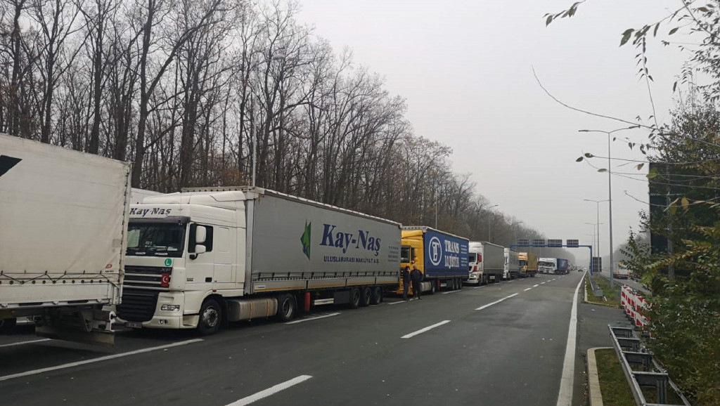 Kamioni na graničnom prelazu Šid čekaju sedam sati, kolone teretnih vozila i na Batrovcima