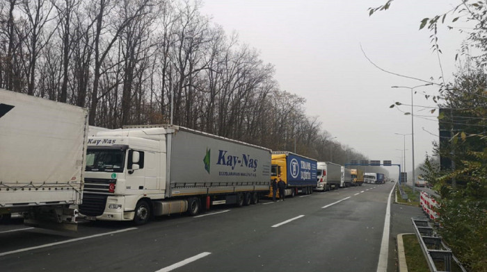 Na graničnom prelazu Horgoš kamioni čekaju sedam sati, na putevima u Srbiji vožnja otežana zbog magle