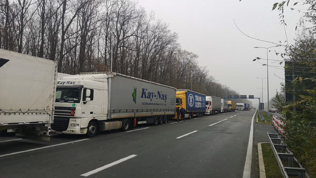 Na graničnom prelazu Horgoš kamioni čekaju sedam sati, na putevima u Srbiji vožnja otežana zbog magle