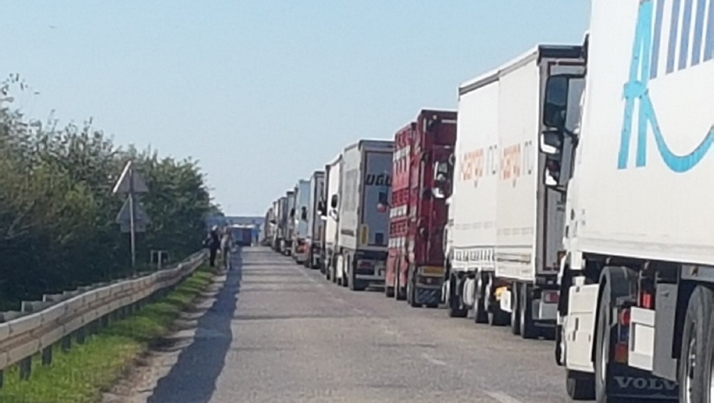 Kamioni na graničnom prelazu Gradina čekaju tri sata, na Batrovcima dva sata