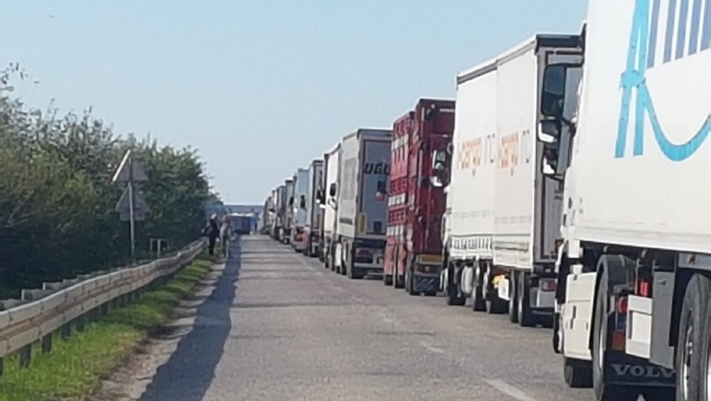 Kamioni na graničnom prelazu Gradina čekaju tri sata, na Batrovcima dva sata