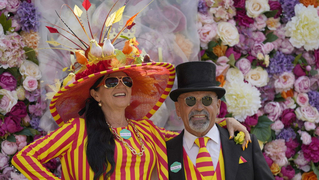 FOTO Konjičke trke u Rojal Eskotu: Revija damskih šešira spektakularnog izgleda
