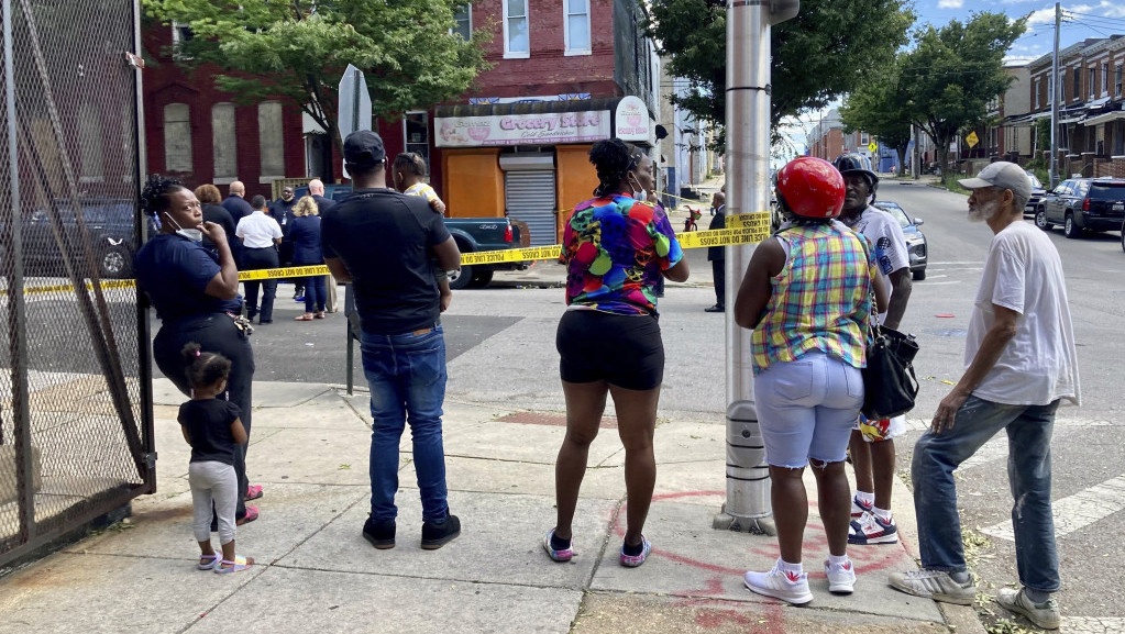 Šetali su ulicom i odjednom počeli da pucaju: Jedna osoba ubijena, napadač pobegao