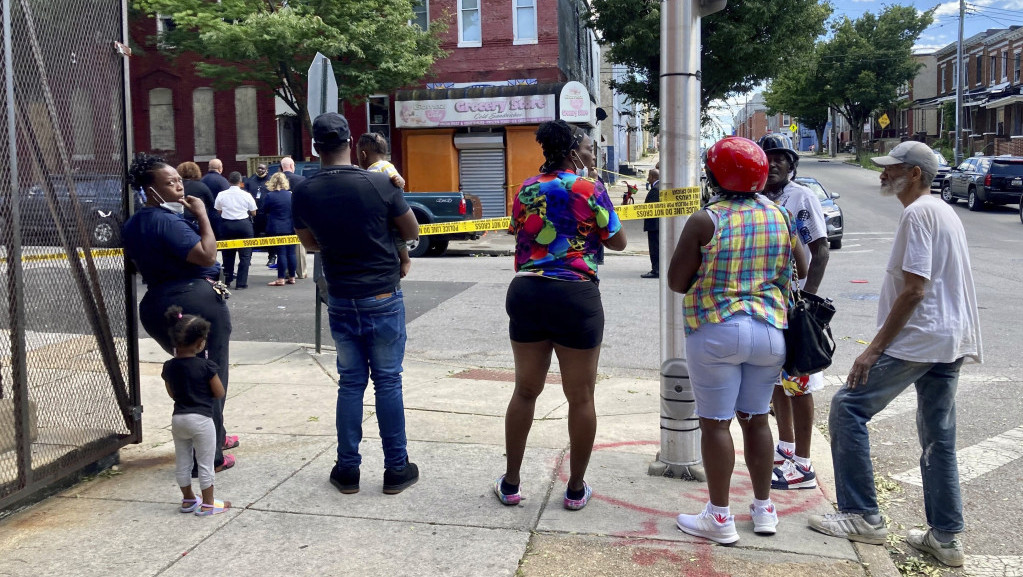 Šetali su ulicom i odjednom počeli da pucaju: Jedna osoba ubijena, napadač pobegao