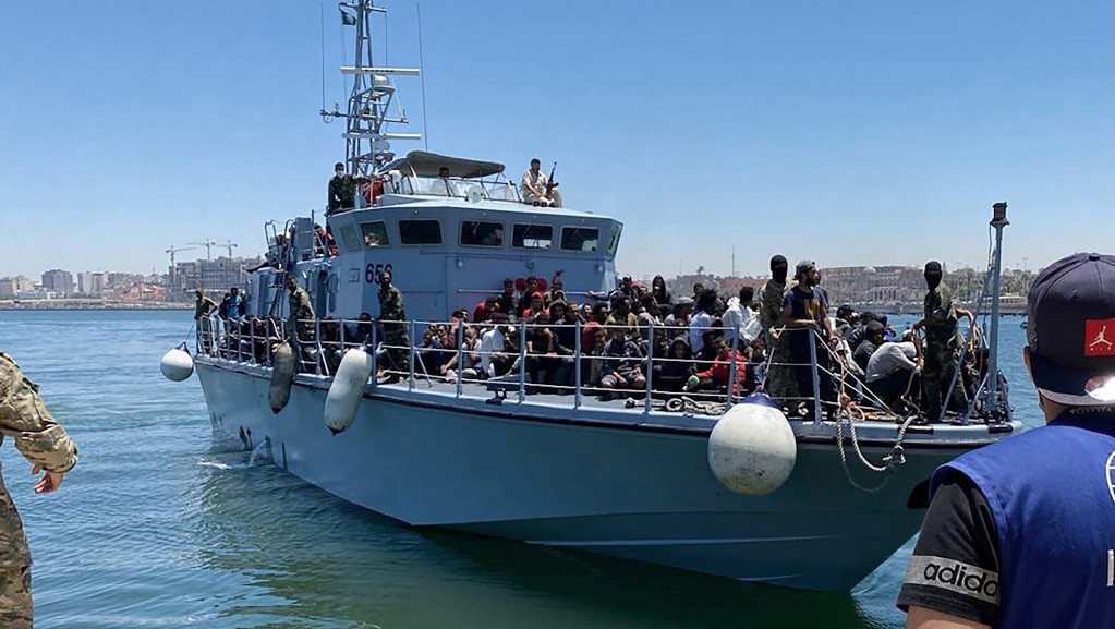 Savladani ilegalni migranti kod obale Italije koji su oteli turski brod