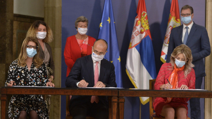 Vučić: Potpisan ugovor sa EU o sredstvima za podršku i obrazovanje migranata