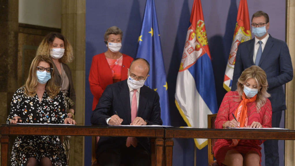Vučić: Potpisan ugovor sa EU o sredstvima za podršku i obrazovanje migranata
