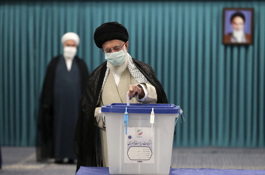 Ali Hamnei ubacuje listić u glasačku kutiju