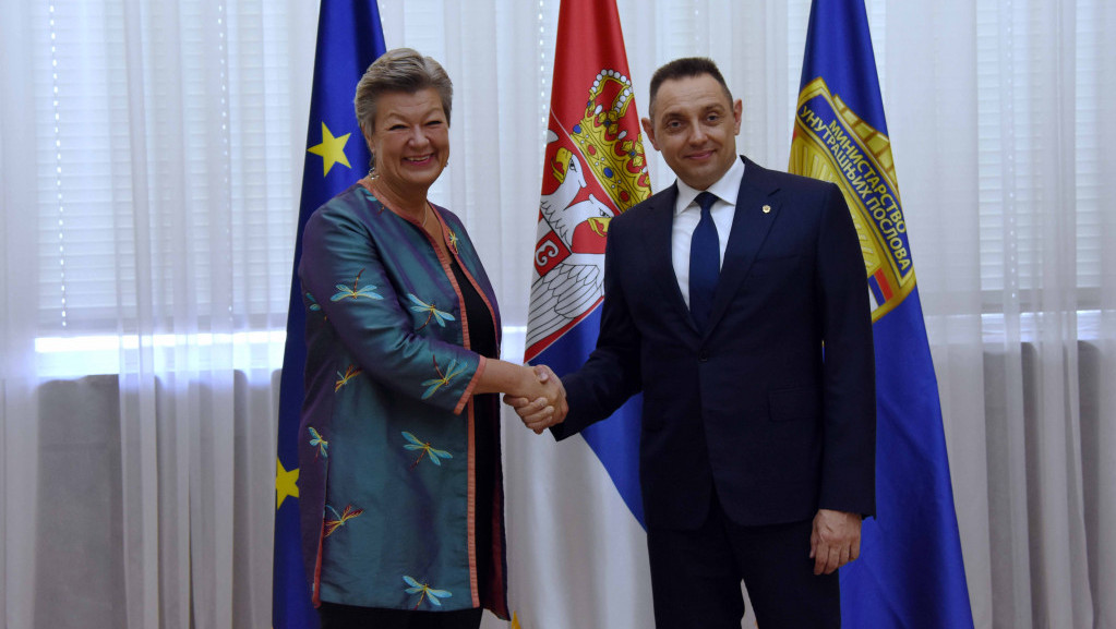 Ministar Vulin sa komesarkom EU: Srbija nije parking za migrante, neophodna saradnja