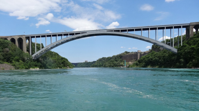 Kanada produžila zabranu za većinu kopnenih putovanja sa SAD