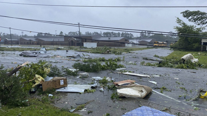 Tornado u predgrađu Čikaga, povređene četiri osobe, 34.000 domova bez struje