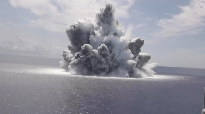Spektakularan snimak sa Atlantika: Može li američki nosač aviona da izdrži veliku eksploziju?