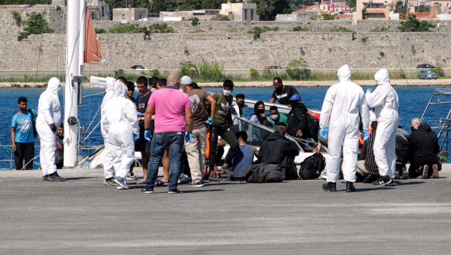 Migranti se iskrcali na italijansku plažu punu turista