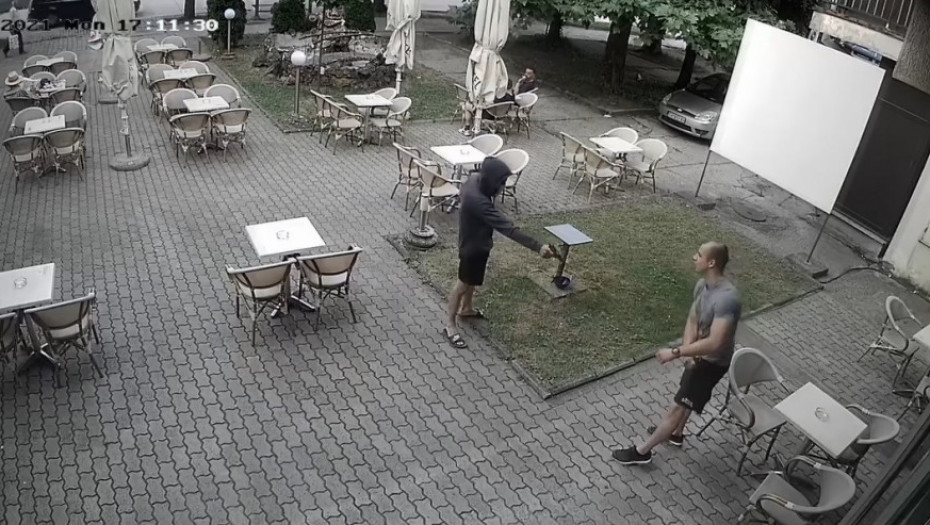 Objavljen snimak pucnjave u Čačku, maskirani napadač i dalje u bekstvu