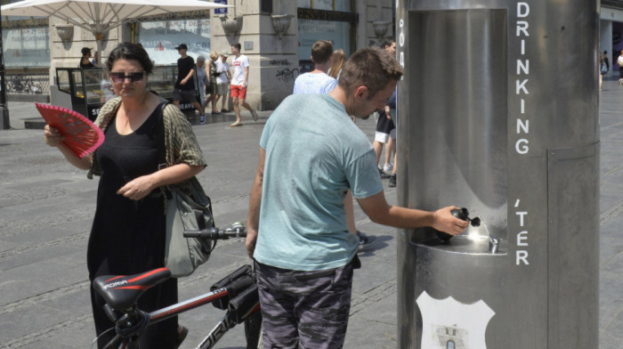 Opasne vrućine: Za opekotine dovoljno 15 minuta bez zaštite, lekari savetuju  - izbegavajte sunce i nosite flašicu vode