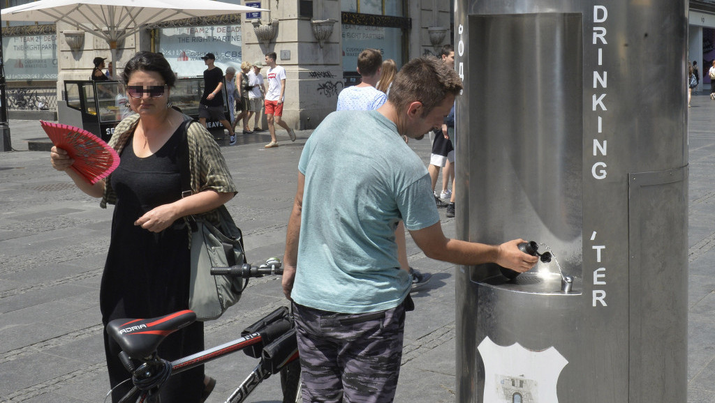 Opasne vrućine: Za opekotine dovoljno 15 minuta bez zaštite, lekari savetuju  - izbegavajte sunce i nosite flašicu vode