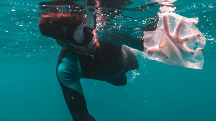 U okeanima širom sveta pluta 171 bilion komada plastike - mikroplastika pronađena u ljudskim plućima, venama i placenti
