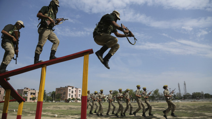 FOTO Indija obučava mladiće i devojke u Kašmiru za specijalne policajce, jedini zadatak - granica sa Pakistanom