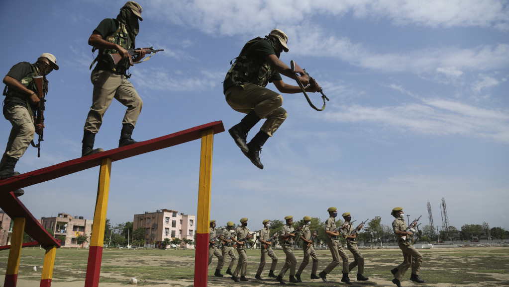 FOTO Indija obučava mladiće i devojke u Kašmiru za specijalne policajce, jedini zadatak - granica sa Pakistanom