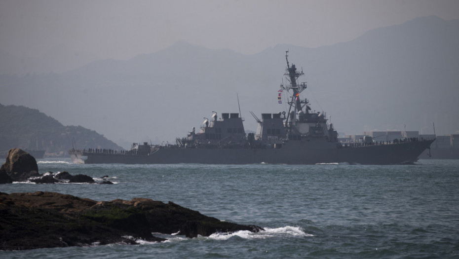 Raketni razarač SAD uplovio u Crno more, nadgleda ga ruska flota