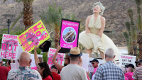 Bukte protesti u Palm Springsu zbog postavljanja velike, "hiperseksualizovane" statue Merilin Monro