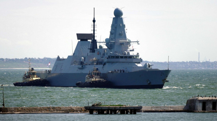 Strogo poverljivi dokumenti britanskog Ministarstva odbrane nađeni na autobuskoj stanici, otkrivaju detalje o razaraču "HMS Defender"