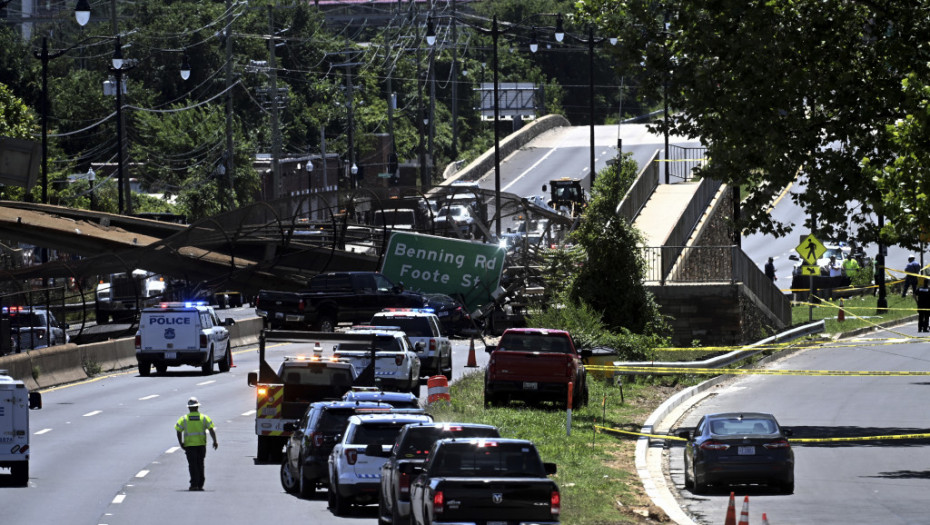 Srušio se pešački most u Vašingtonu, pet osoba povređeno