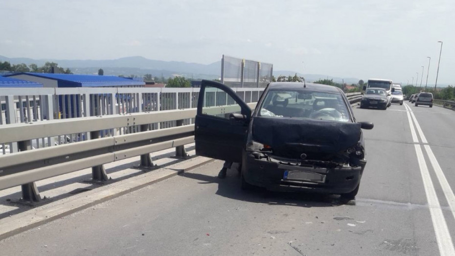 Lančani sudar na obilaznici oko Čačka – automobil naleteo na vozila koja su čekala u koloni