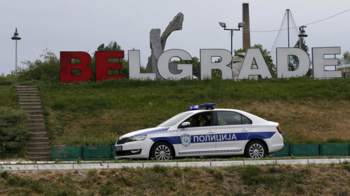 Blokiran saobraćaj u Topčiderskom parku, drvo palo na taksi vozilo u pokretu