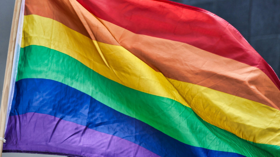Mladić koji je hvalio paljenje gej zastave u Beogradu dan kasnije se izvinio: "Iskreno mi je žao"