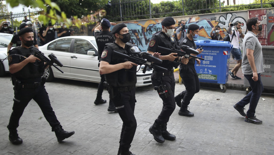 Suzavac u Istanbulu: Policija pod punom ratnom opremom rasterala učesnike Parade ponosa