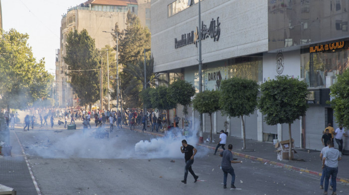 Sukob policije i demonstranata u Ramali, ne jenjavaju protesti zbog smrti palestinskog opozicionara