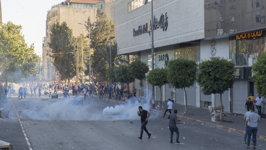 Sukob policije i demonstranata u Ramali, ne jenjavaju protesti zbog smrti palestinskog opozicionara