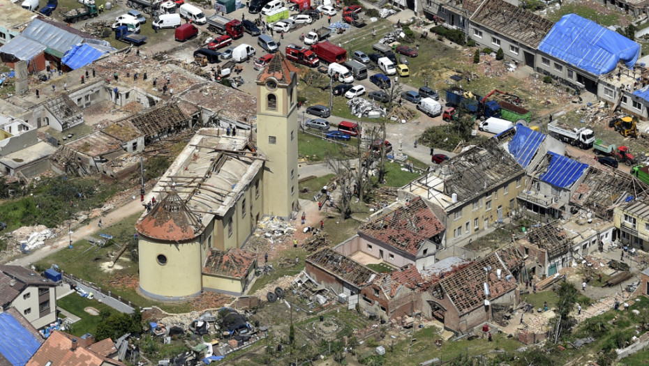 "Radovane, ti si hrabar čovek": Policija objavila neverovatan snimak tornada u Češkoj